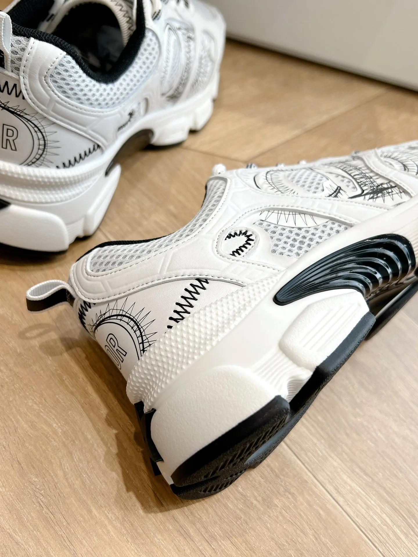 👟👟Ex-factory price 640👟👟 (Top version) Dior Chrono series sports shoes Purchased and developed in Taikoo Hui for RMB 18,200. This Dior chrono sports shoe continues the timeless silhouette and is carefully made of mesh, so it will be particularly comfortable on the feet. It is decorated with CD special craftsmanship logo to enhance the style. The lightweight style is matched with the "Christian Dior" logo thin sole, suitable for all seasons, and can be matched with all kinds of casual looks to add a finishing touch. Classic and super durable. Upper: cowhide stitching. Original molded outsole. Size: 35-41. Full set of counter synchronized gift box 💝 packaging